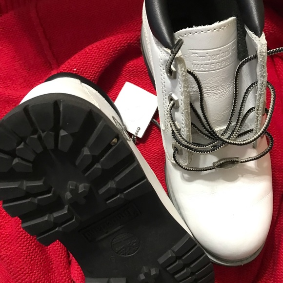 Like new white Timberland boots. Smoke-free, pet- free home. Size 7 - Picture 7 of 8
